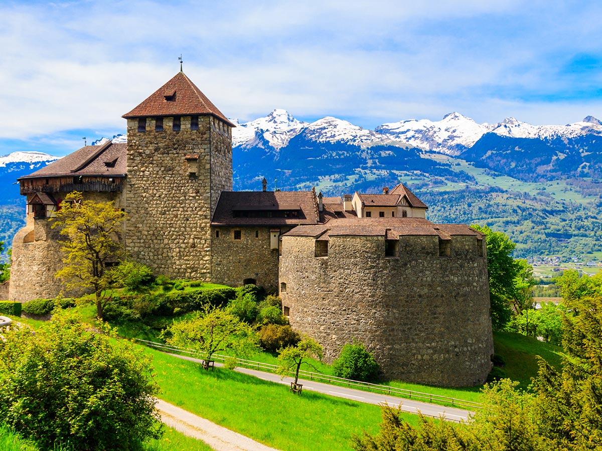 feldkirch-dreilaendereck-schloss-vaduz-559490374.jpg