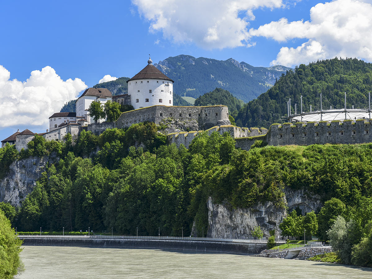 going-am-wilden-kaiser-die-atemberaubende-bergwelt-tirols-in-der-heimat-des-bergdoktors-festung-kufstein-147190944.jpg