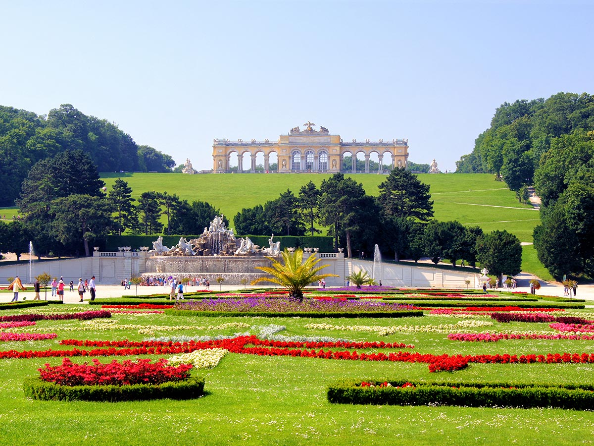 wien-entdecken-sie-wien-mal-anders-gardens-of-schonbrunn-55065857.jpg