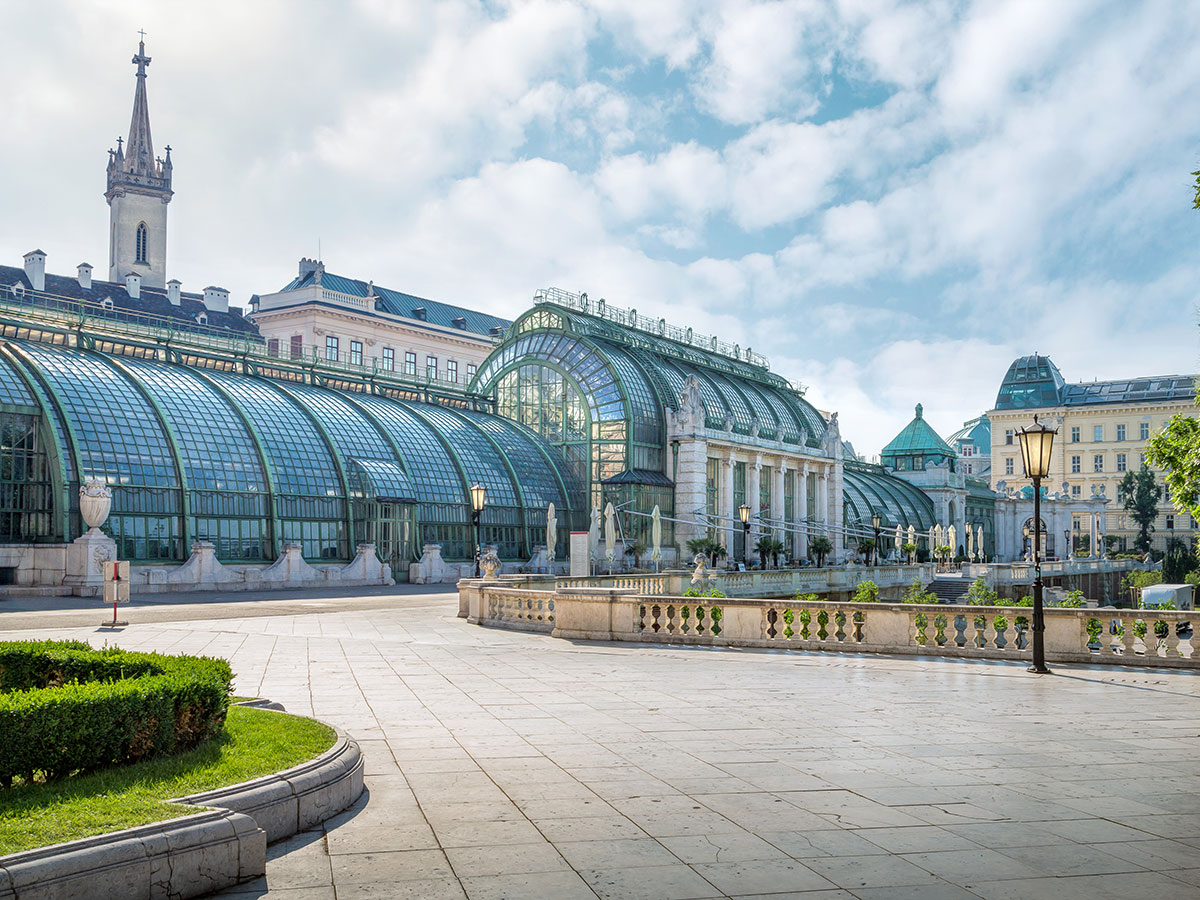 wien-herrliche-tage-in-der-kaiserstadt-palmenhaus-und-burggaten-in-wien-112387963.jpg