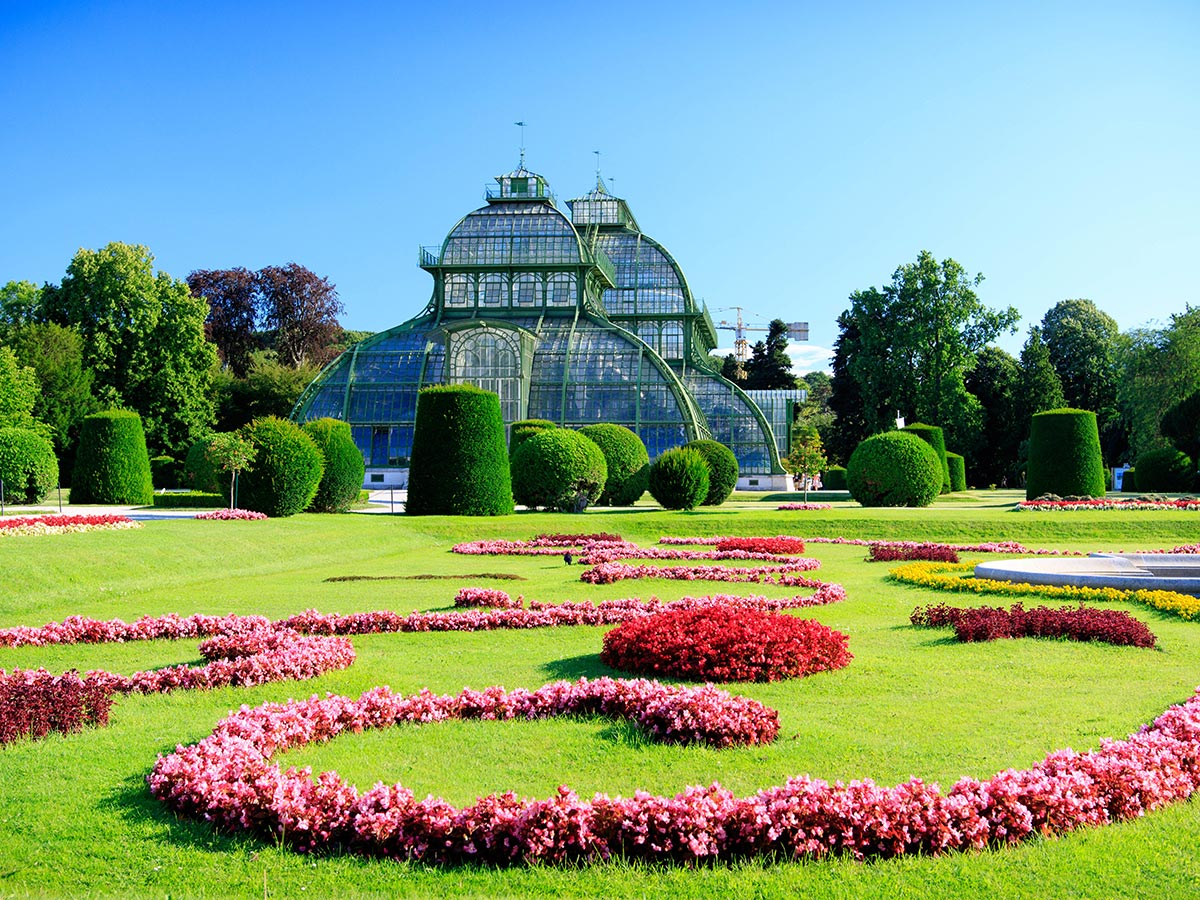 wien-herrliche-tage-in-der-kaiserstadt-palmenhaus-und-burggaten-in-wien-118243649.jpg