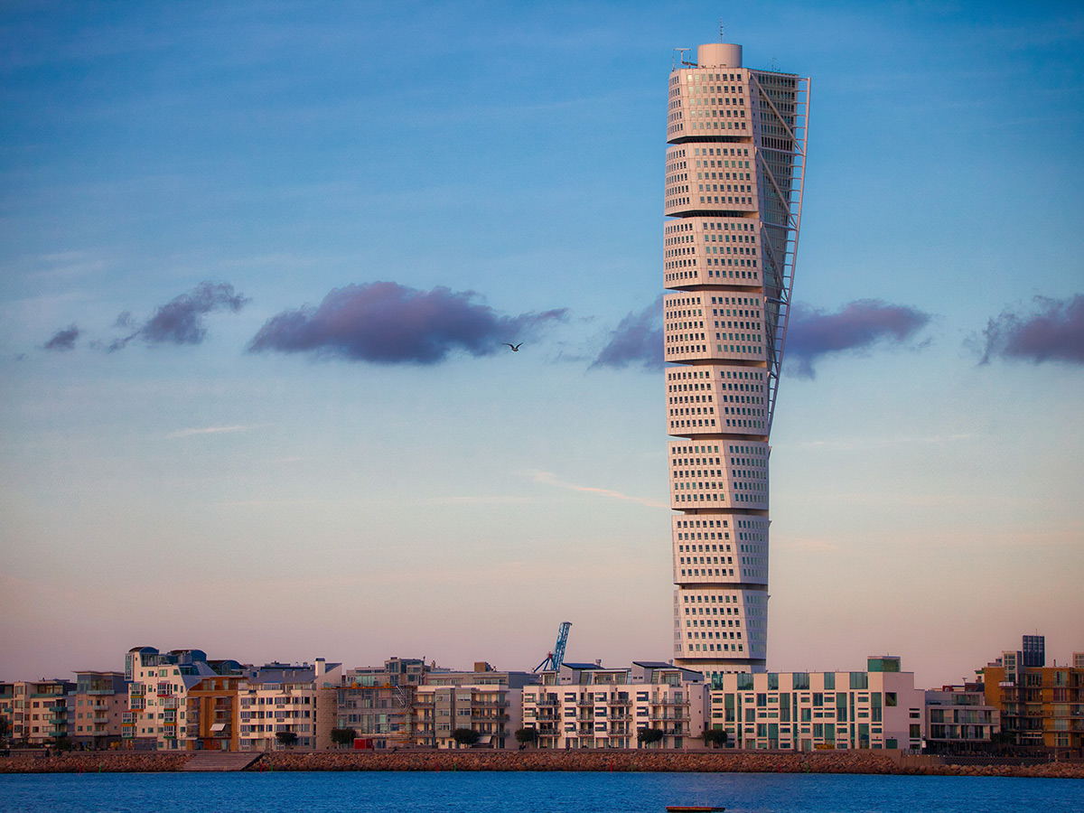 schweden-lund-skane-mittsommerzauber-in-suedschweden-turning-torso-in-malmoe-299836647.jpg