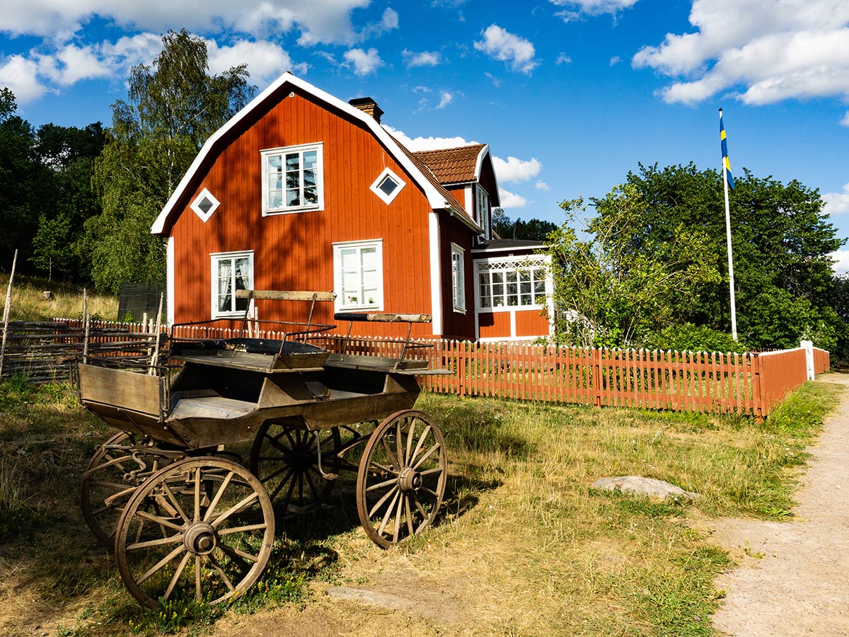 schweden-smaland-auf-den-spuren-von-astrid-lindgren-katthult-hof-in-loenneberga-237381068.jpg