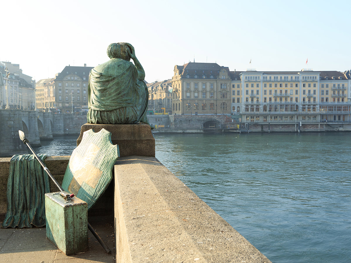 malerisches-basel-helvetia-statue-on-the-rhine-129301082.jpg