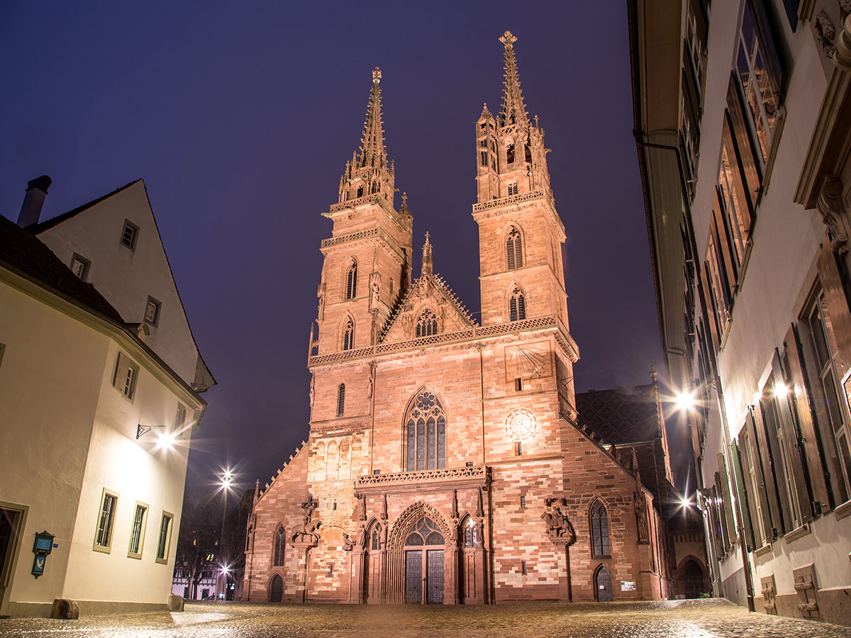 malerisches-basel-minster-156153109.jpg