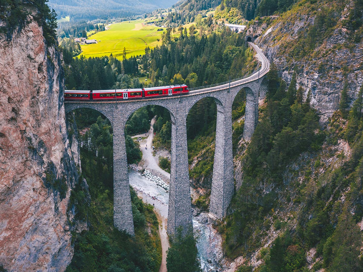 bernina-grandiose-schweizer-alpenerlebnisse-landwasser-viaduct-in-filisur-417024437.jpg