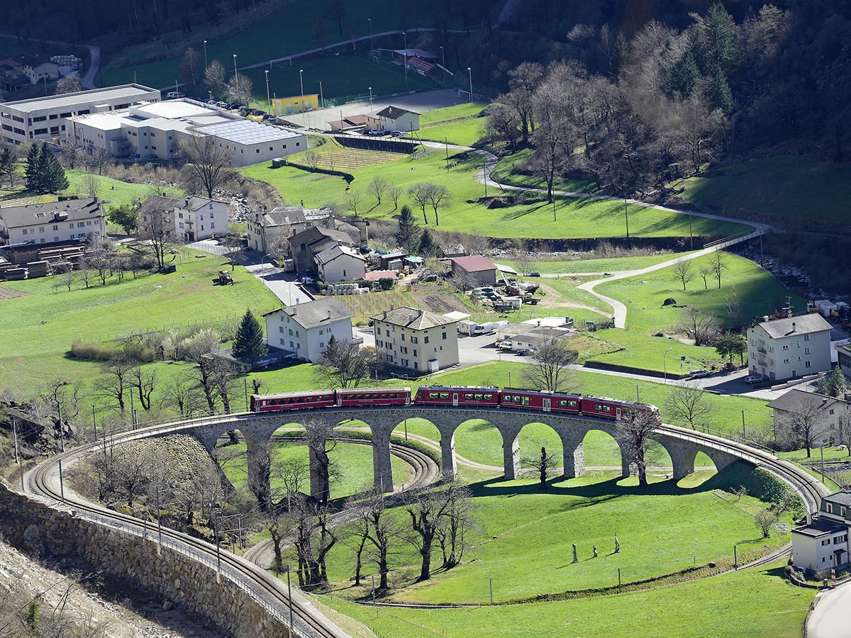 bernina-und-glacier-express-railway-and-bernina-express-82422722.jpg