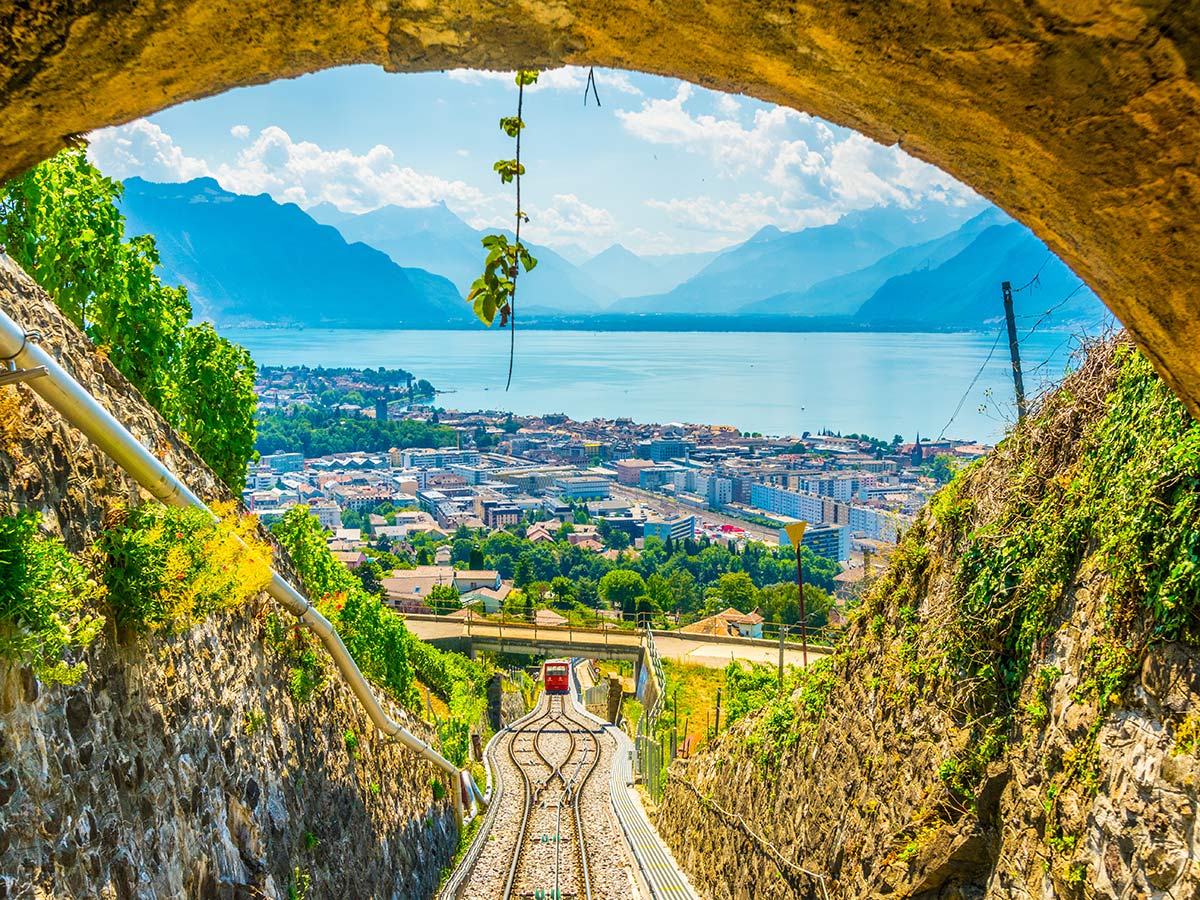 montreux-palmen-am-genfer-see-und-panoramafahrt-mit-der-goldenpass-line-goldenpsss-line-mont-pelerin-234792254.jpg