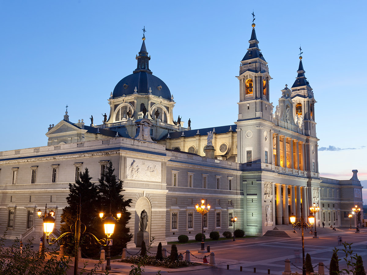 andalusien-kultur-genuss-und-erholung-im-schoenen-sueden-spaniens-cathedral-in-madrid-58067829.jpg