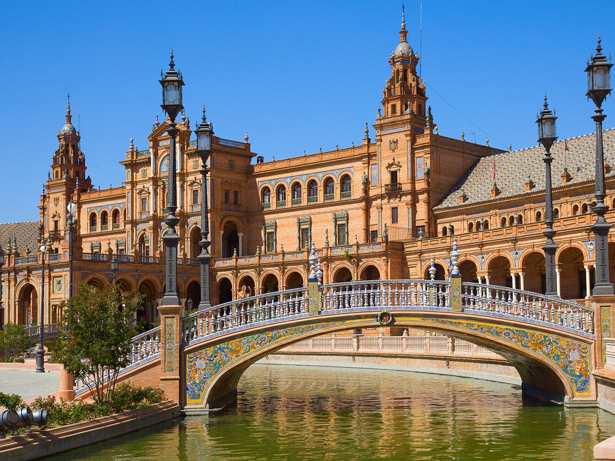 andalusien-kultur-genuss-und-erholung-im-schoenen-sueden-spaniens-plaza-de-espana-brueck-in-seville-43462455.jpg