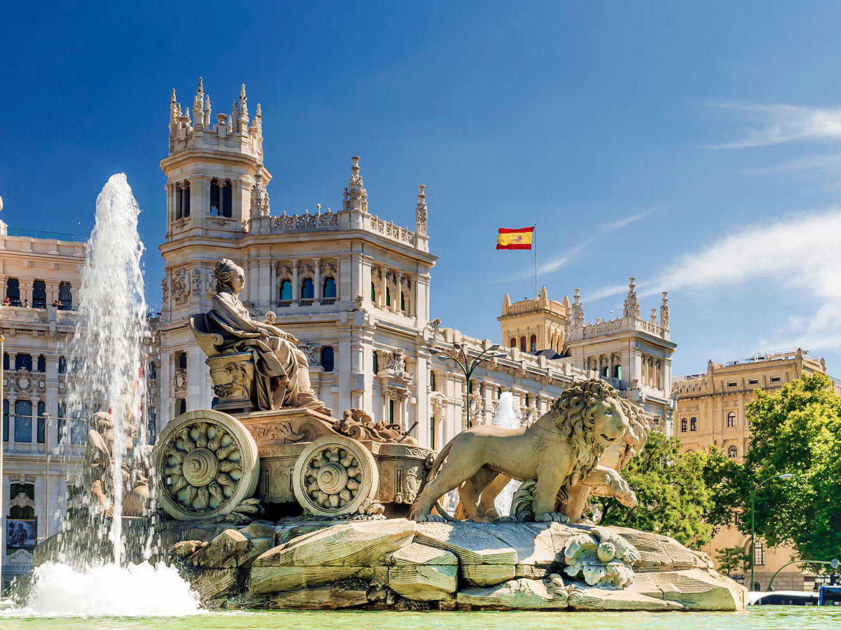 madrid-landschaft-des-lichts-mit-hoehepunkten-abendlaendischer-kultur-cibeles-fountain-in-madrid-171083989.jpg