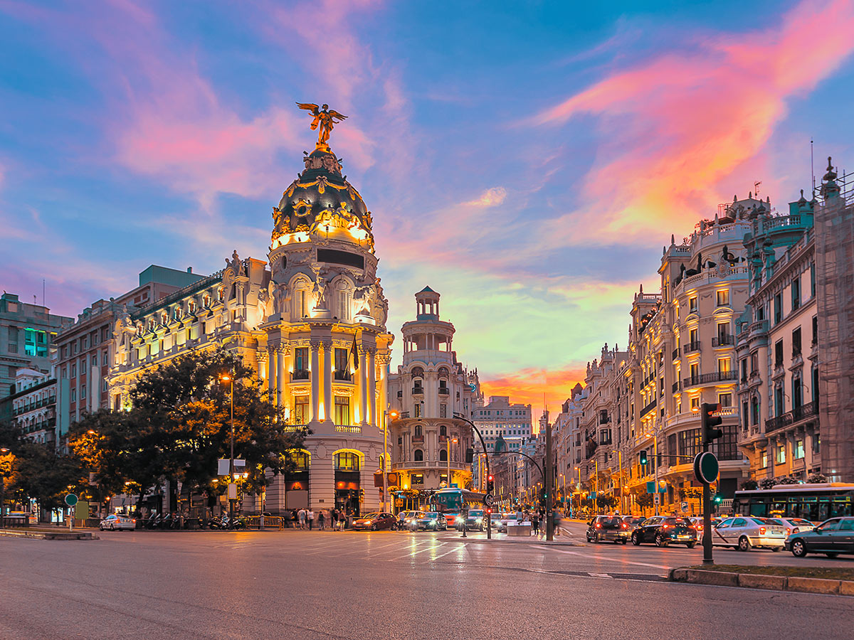 madrid-landschaft-des-lichts-mit-hoehepunkten-abendlaendischer-kultur-gran-via-in-madrid-229526382.jpg