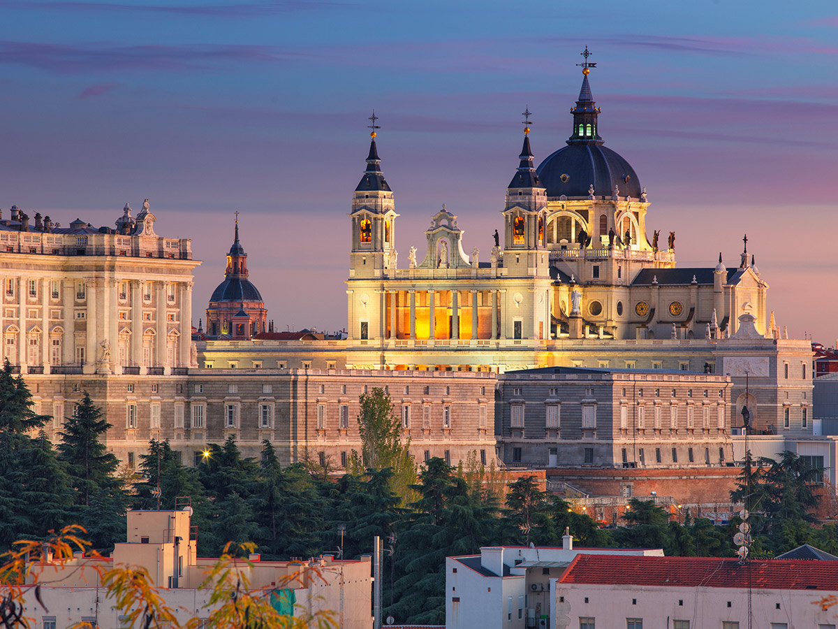 madrid-landschaft-des-lichts-mit-hoehepunkten-abendlaendischer-kultur-santa-maria-la-real-de-la-almudena-127175164.jpg