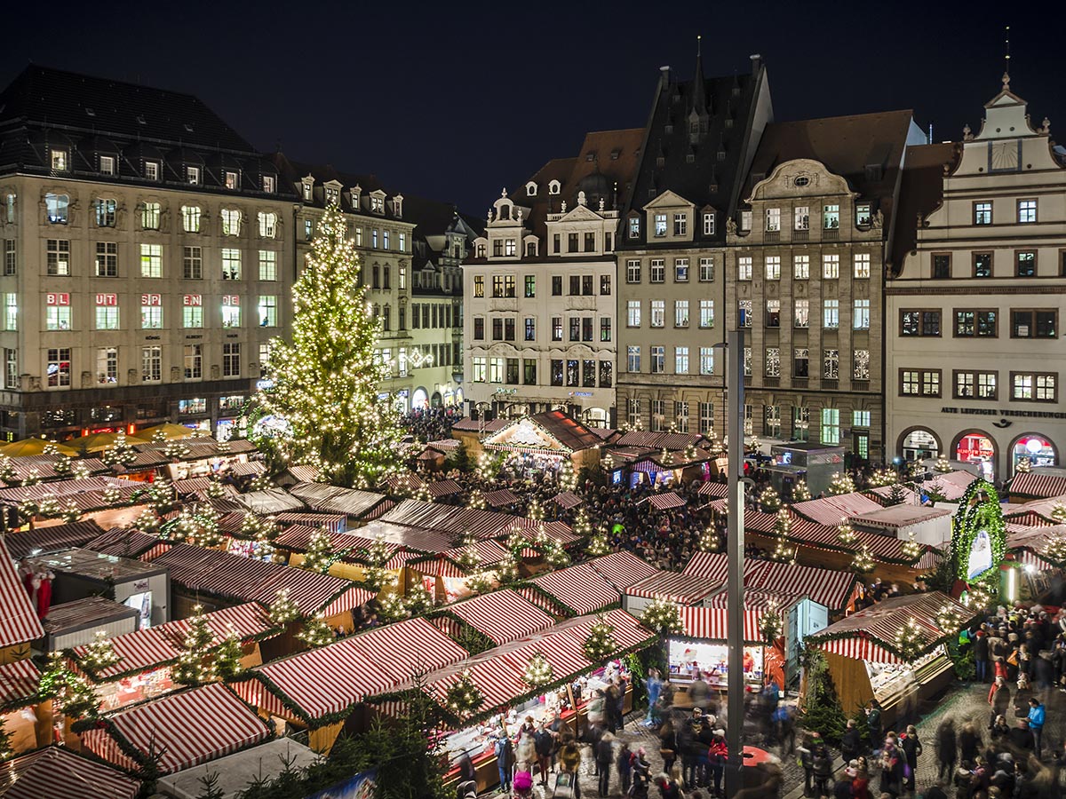 prag-im-advent-mit-spejbl-und-hurvinek-marktplatz-mit-weihnachtsmarkt-239044231.jpg