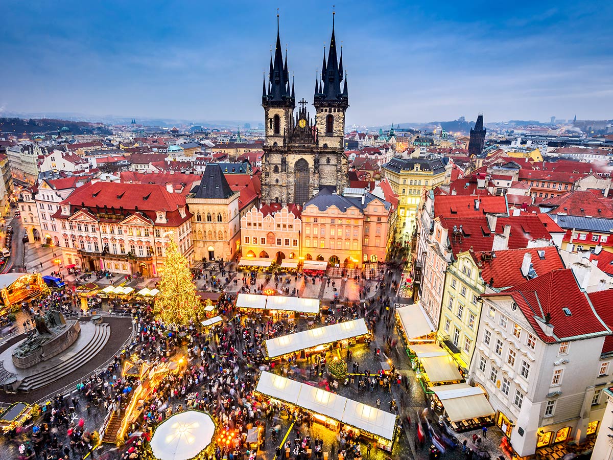 prag-im-advent-mit-spejbl-und-hurvinek-weihnachtsmarkt-in-prag-166182815.jpg