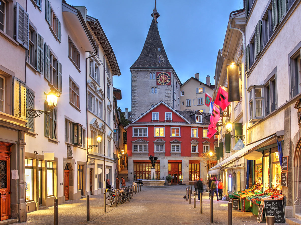 zuerich-eine-staedtereise-altstadt-von-zuerich-472658182.jpg